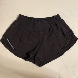 Lululemon Hotty Hot Low-Rise Lined Short 2.5”